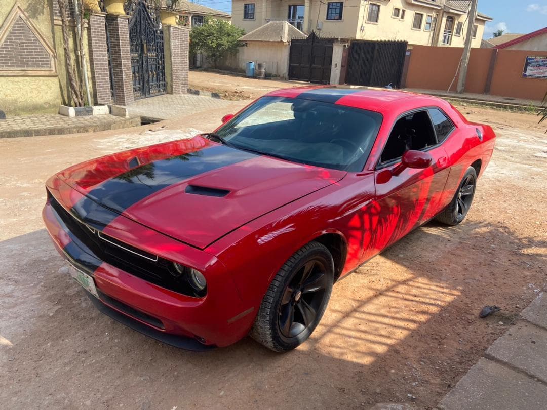 2017 Dodge Challenger SXT photo 1