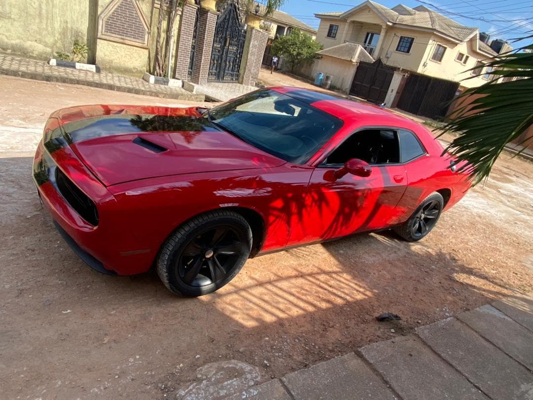 2017 Dodge Challenger SXT photo 4