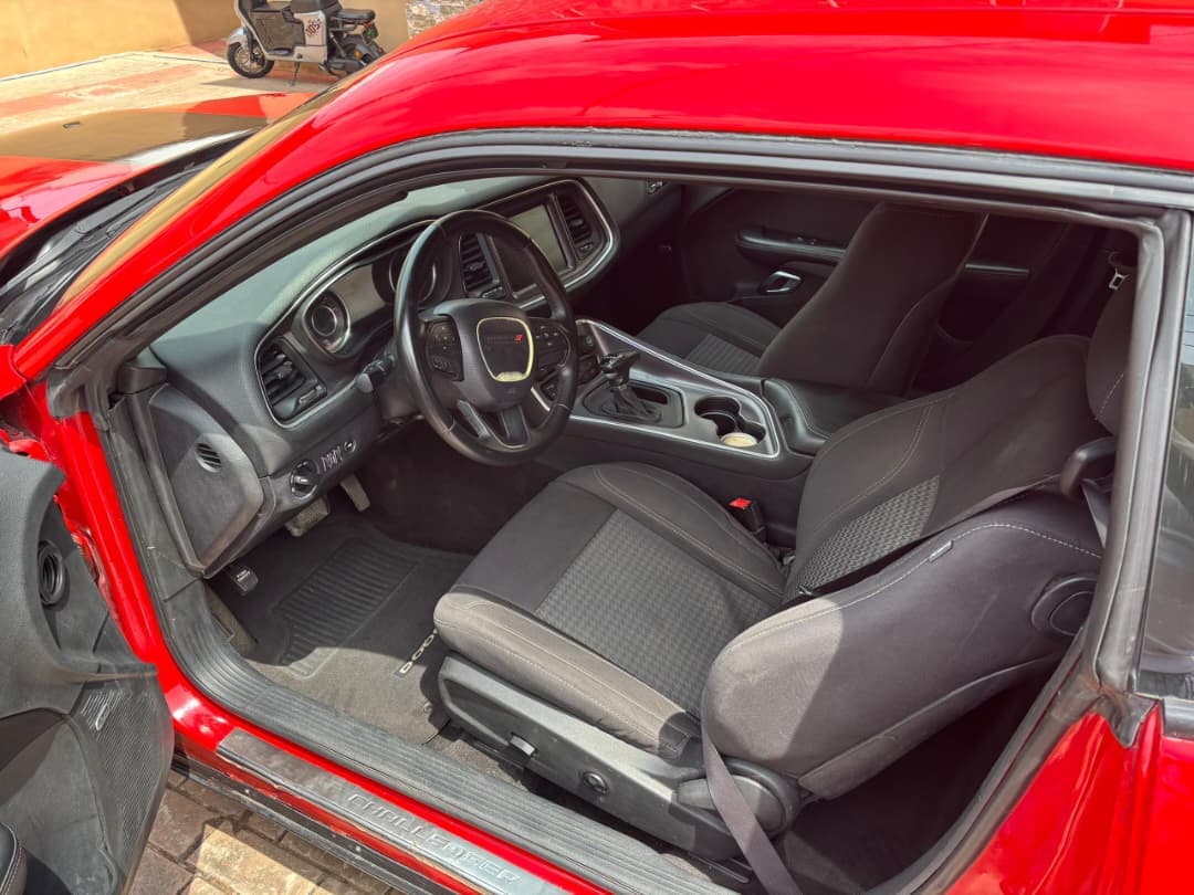 2017 Dodge Challenger SXT photo 6